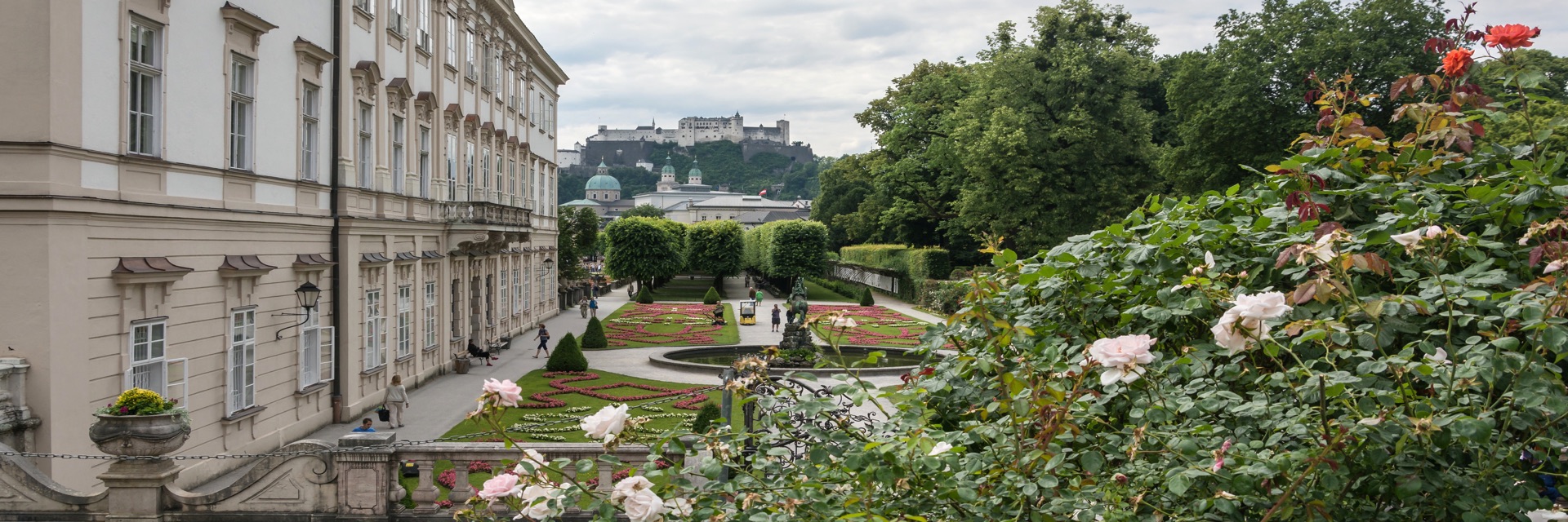 Mirabellgarten in Salzburg mit Blick zur Festung